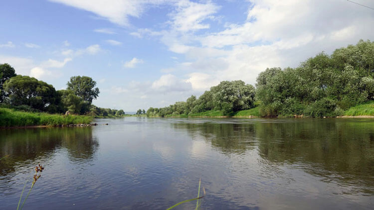 Foto der Weser im Weserbergland